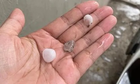 Hà Nội bất ngờ xuất hiện mưa đá, dông lốc lúc rạng sáng, cảnh báo thời tiết bất thường