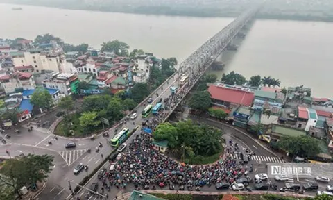 Giao thông hỗn loạn sau khi cấm xe qua cầu Long Biên