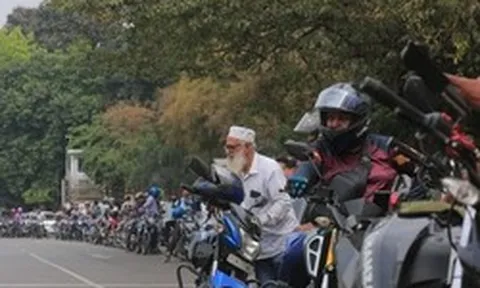 Không phải tắc đường, đây là dòng người vô tận chờ đổ xăng tại 1 quốc gia châu Á: Vấn đề không phải giá bao nhiêu nữa