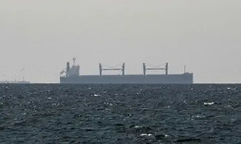 Được 4 tàu chiến hộ tống, tàu chở 45.000 tấn khí đốt của một nước châu Á 'trót lọt' vượt eo biển Hormuz sau 20 tiếng đi giữa làn đạn, thuỷ lôi