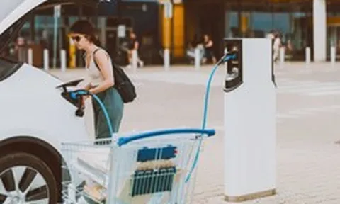 Lắp trạm sạc xe điện, các nhà bán lẻ Mỹ "bỏ túi" mức tăng trưởng doanh thu 5% và kéo thêm 4% lượng khách thượng lưu