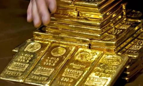 Giá vàng hôm nay (2/4): Giá vàng SJC và nhẫn tiếp đà lao dốc, ngược chiều với giá thế giới