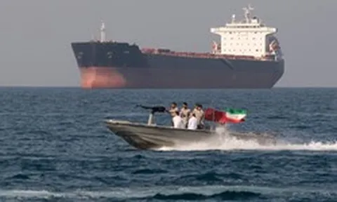 Iran cảnh báo ‘rắn’ Mỹ và Israel về eo biển Hormuz
