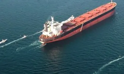 Tưởng cập cảng Ấn Độ lần đầu tiên sau 7 năm, tàu chở 600.000 thùng dầu Iran đột ngột quay đầu giữa biển, đi thẳng đến nước khác