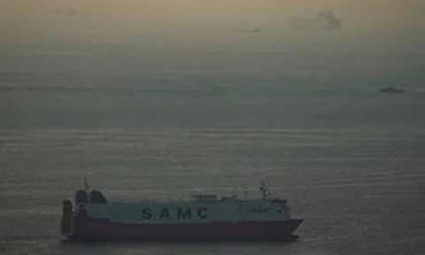 Một tàu chở hàng của EU báo tin vui không ngờ từ eo biển Hormuz