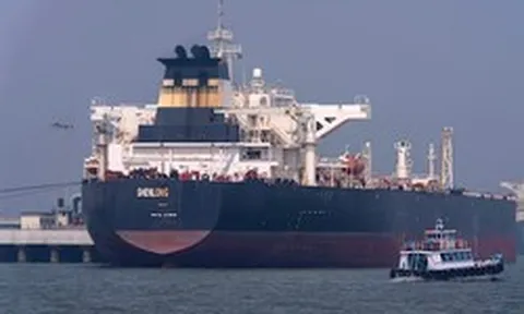 Vừa mang 1 triệu thùng dầu 'thảnh thơi' đi qua eo biển Hormuz, láng giềng Iran lập tức gọi khách hàng 'gom đơn' để giải phóng 3 triệu thùng/ngày