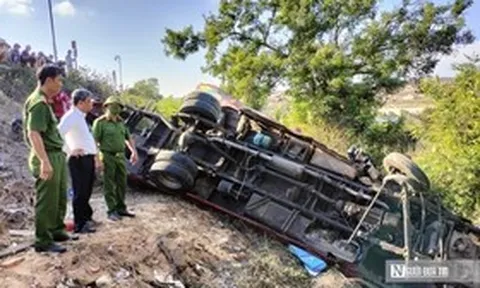 Hiện trường vụ lật xe khách ở Bàu Trắng khiến 4 người tử vong