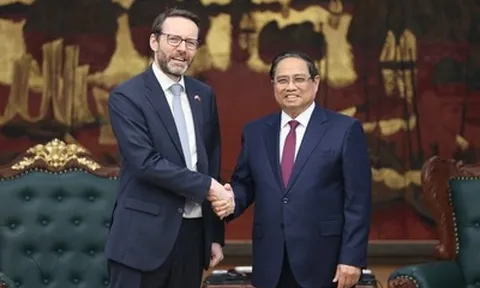 Thủ tướng Phạm Minh Chính tiếp Đại sứ Anh Iain Frew