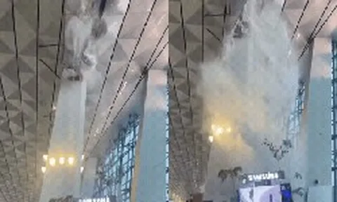 Trần nhà ga T3 sân bay ở Jakarta đổ sập giữa trời mưa, nước xối như thác đổ khiến hành khách hoảng loạn