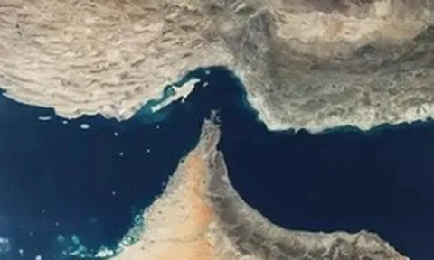 Eo biển Hormuz vẫn 'im ắng' sau thoả thuận ngừng bắn