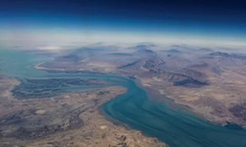 Israel tới tấp không kích Lebanon, Iran lại đóng cửa eo biển Hormuz