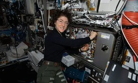 Kỷ lục 328 ngày trong vũ trụ của nữ phi hành gia Artemis II