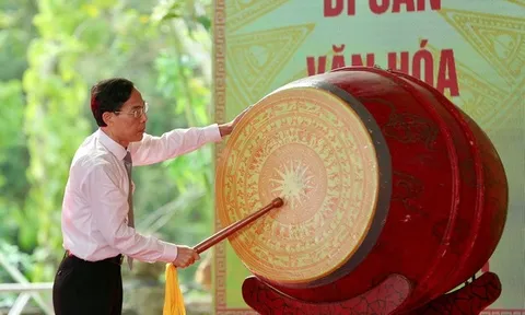 Dòng người đổ về Đền Bà Triệu giữa nắng nóng, tưởng nhớ nữ anh hùng dân tộc