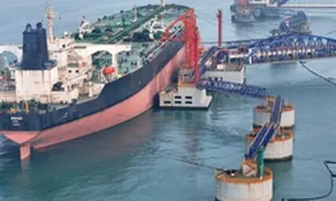 Giá dầu quay đầu tăng sau khi giảm mạnh nhất 6 năm, Iran cáo buộc Mỹ vi phạm thỏa thuận