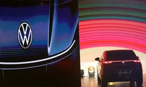 Xe xăng bất ngờ lên ngôi: Tập đoàn ô tô sở hữu hơn 100 nhà máy toàn cầu tuyên bố dừng làm xe điện, chuyển cả nhà máy sang động cơ truyền thống