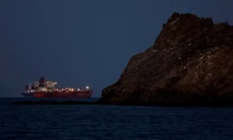 Eo biển Hormuz lại tê liệt, lưu lượng tàu giảm kỷ lục 95%, Iran ra cảnh báo