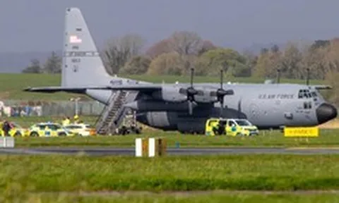 Máy bay quân sự Mỹ "hư hại nghiêm trọng" vì bị bổ liên tiếp bằng rìu