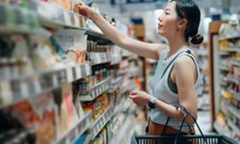 Lạm phát đeo bám, người dân ở quốc gia giàu nhất thế giới không dám tập gym, làm nail, phải sống nhờ cậy thẻ tín dụng