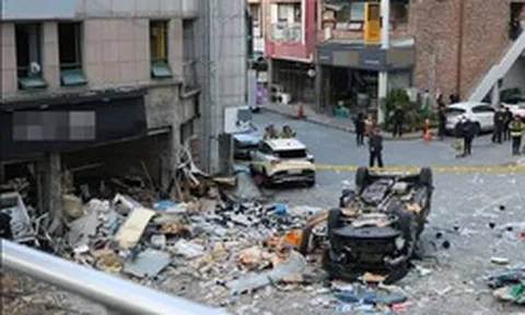 Trung tâm thương mại tại Hàn Quốc hoang tàn sau vụ nổ lúc nửa đêm: Mảnh kính găm đầy mặt đất, xe hơi lật nhào, nhiều người bị thương