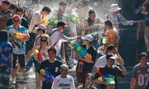 Chùm ảnh khiến chúng ta muốn bay sang Thái Lan ngay bây giờ: Láng giềng Việt Nam tưng bừng đón năm mới với “thủy chiến” trên phố