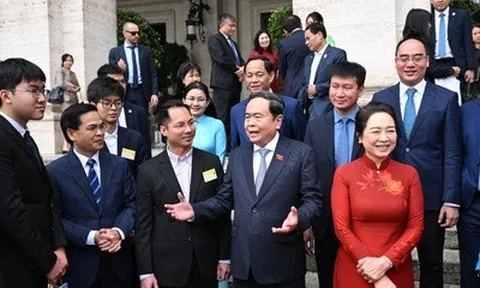 Chủ tịch Quốc hội thông tin về tình hình Việt Nam với kiều bào tại Italia