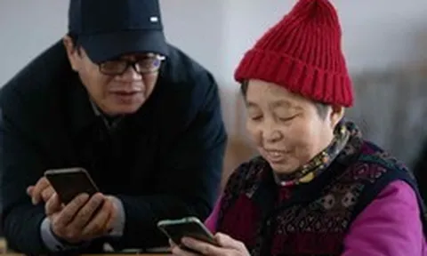 Bật khóc vì câu nói của Robot: 323 triệu người già Trung Quốc đang "dạy" AI cách làm con cháu