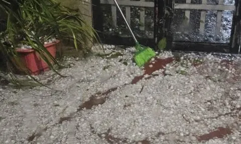 Dông lốc dữ dội ở Lào Cai, mưa đá hạt to như chén trút xuống giữa đêm, thiệt hại chưa thể thống kê