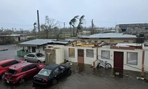 Siêu bão mạnh nhất hành tinh Sinlaku gây thiệt hại diện rộng: Lật úp ô tô, bật gốc cây cối và thổi bay nhiều mái nhà