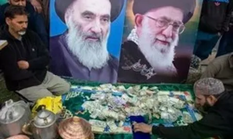 Người dân Kashmir quyên góp tiền vàng, trẻ em đập lợn đất ủng hộ Iran