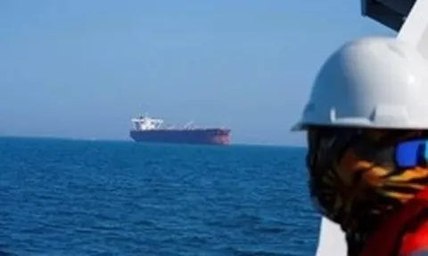 Iran nổ súng vào tàu chở dầu, Lãnh tụ Tối cao ra tuyên bố mới