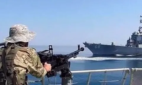 Iran siết chặt eo biển Hormuz, tuyên bố nhắm mục tiêu mọi tàu tiếp cận