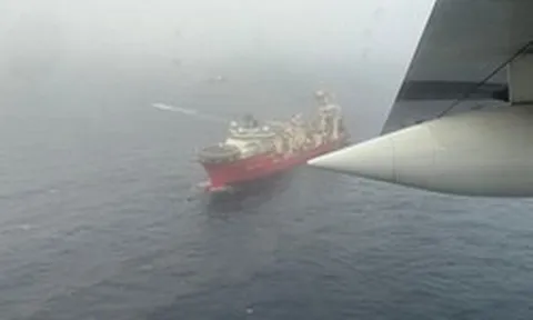 Máy bay không người lái Iran tấn công tàu chiến Mỹ