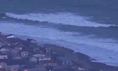 Sóng thần xuất hiện, động đất ở Nhật Bản có thể kéo dài 1 tuần