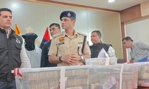 Tịch thu 7,5 tỷ đồng tiền mặt chất bằng thùng, gần 700 gram vàng trị giá 2,6 tỷ đồng từ nhóm 'lao động giả nghèo'