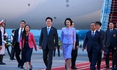 Tổng thống Hàn Quốc tới Hà Nội, bắt đầu chuyến thăm Việt Nam