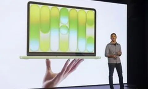 Người mua iPhone chịu ảnh hưởng gì khi đế chế 3.000 tỷ USD đổi CEO?