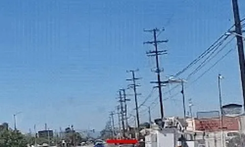 Khoảnh khắc kinh hoàng: Máy bay đâm vào cột điện rồi rơi xuống đất