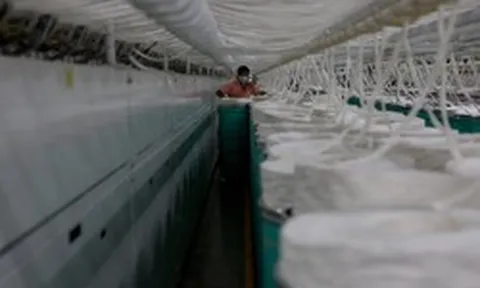 Phát hiện đội tàu chở 1.500 container di chuyển thẳng đến Trung Quốc, nhà máy chạy 100% công suất, đón tin vui giữa căng thẳng Hormuz