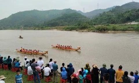 Tưng bừng lễ hội đua thuyền trên sông Ngàn Phố