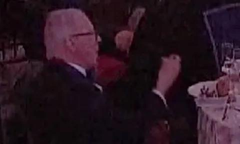 Người đàn ông thản nhiên ngồi ăn khi tiếng súng vang lên tại tiệc báo chí Nhà Trắng