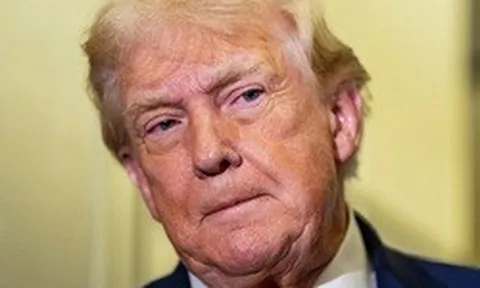 Ông Donald Trump bất ngờ tiết lộ "Iran đang sụp đổ" và muốn mở lại Hormuz ngay