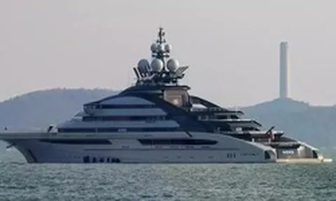 Vì sao siêu du thuyền của tỷ phú Nga có thể thẳng tiến qua eo biển Hormuz bất chấp lệnh phong tỏa?