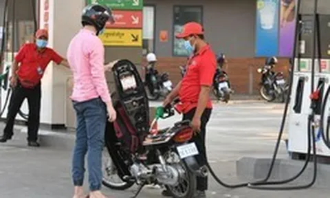 Bất chấp nhiều loại thuế phí về 0, giá xăng tại Campuchia vẫn tiếp tục tăng rất cao