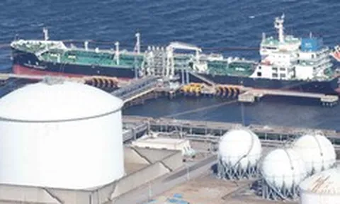 Lần đầu tiên sau 2 tháng, một nước đồng minh của Mỹ thành công đưa tàu chở 2 triệu thùng dầu vượt eo biển Hormuz mà không cần trả phí cho Iran, hàng chục tàu vẫn đang mắc kẹt