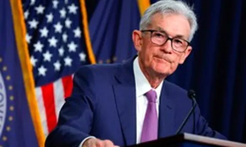 Fed giữ nguyên lãi suất ở mức cao nhất trong hơn 3 thập kỷ, các quan chức có động thái hiếm thấy