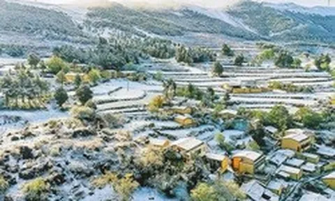 Thời tiết cực đoan hiếm thấy ở Trung Quốc: Sắp vào hè, tuyết bất ngờ rơi dày nhiều nơi