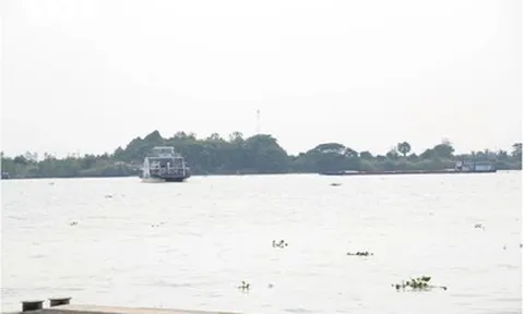 Vội bước xuống khi phà chưa cập bến, người phụ nữ bị mỏ phà cán tử vong thương tâm