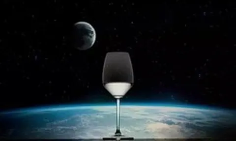 Bất ngờ với giá chai rượu sake được lên men trong vũ trụ