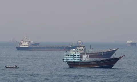Thế bế tắc tại eo biển Hormuz khiến 20.000 thuyền viên mắc kẹt trên các tàu hàng