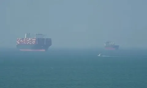Mỹ cảnh báo các hãng vận tải không trả phí qua eo biển Hormuz